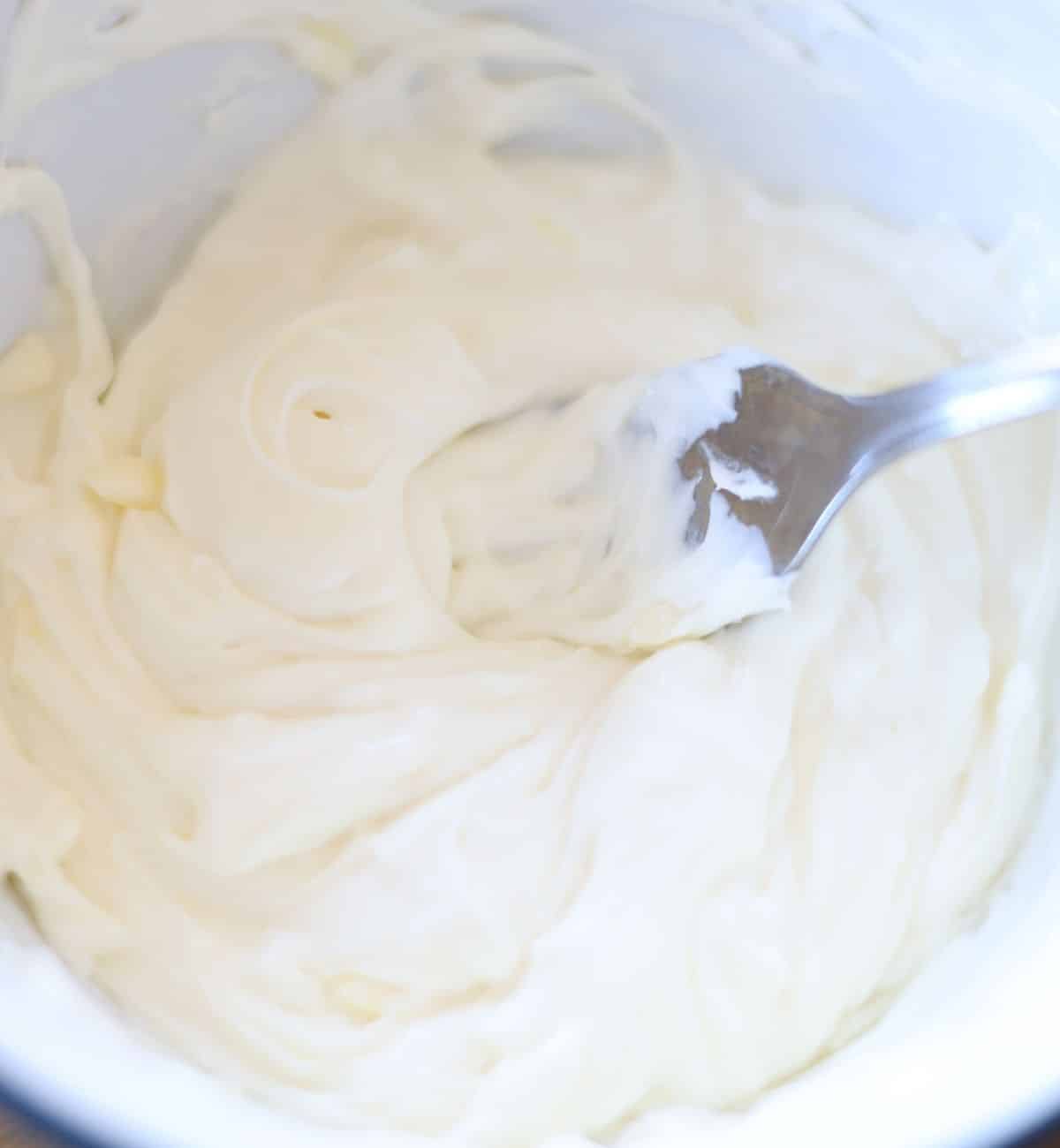 keto cinnamon roll frosting with cream cheese and erythritrol